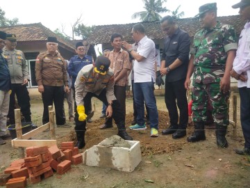 DANRAMIL 406-04/MUARA LAKITAN HADIRI ACARA BEDAH RUMAH KOLABORASI ANTARA PEMKAB MURA DAN POLRES MURA T.A. 2025 DALAM RANGKA ASTA CITA PRESIDEN REPUBLIK INDONESIA