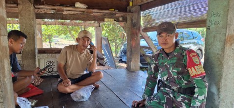 Babinsa Koramil 406-03/Rupit Aktif Laksanakan Komsos di Desa Embacang Lama