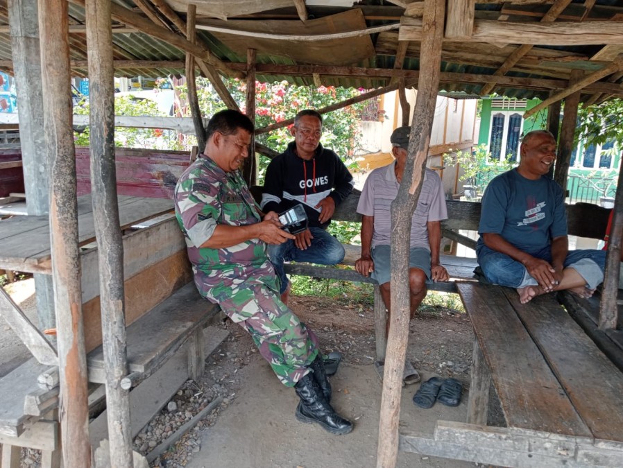 Sertu Khairul Kusri Laksanakan Komsos di Desa Sukaraja