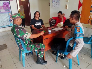 Babinsa Koramil 406-07/Jayaloka Gelar Komsos Bersama Anggota Pospol dan Warga Bahas Keamanan Wilayah