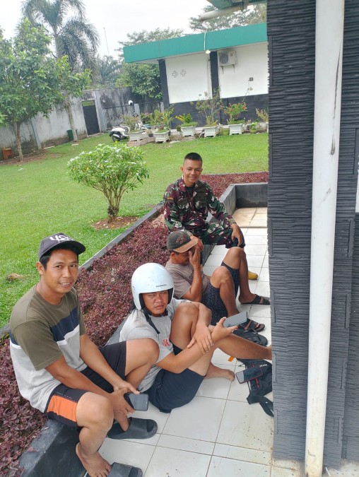 Babinsa Koramil 406-05/Muara Kelingi Pererat Tali Silaturahmi Melalui Komunikasi Sosial di Desa Leban Jaya