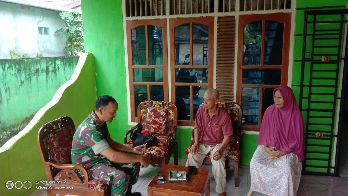 Babinsa Koramil 406-07/Jayaloka Jalin Komsos Bersama Warga Desa Rantau Alih