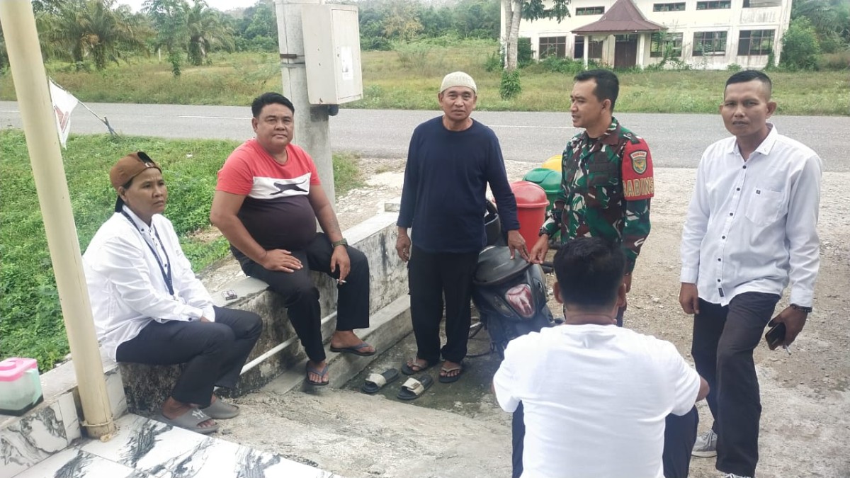 Babinsa Koramil 406-03/Rupit Laksanakan Komsos dengan Warga Desa Embacang Baru Ilir