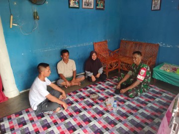 BABINSA KORAMIL 406-09/TERAWAS BERIKAN MOTIVASI KEPADA CASIS TNI AD DI KELURAHAN SELANGIT