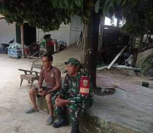 Babinsa Koramil 406-04/Muara Lakitan Laksanakan Komsos dengan Petani di Penggilingan Padi