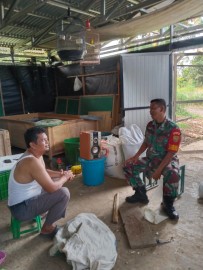 Babinsa Koramil 406-10/Lubuklinggau Timur Gelar Komsos Bersama Warga Binaan di RT 07 Kelurahan Marga Mulya