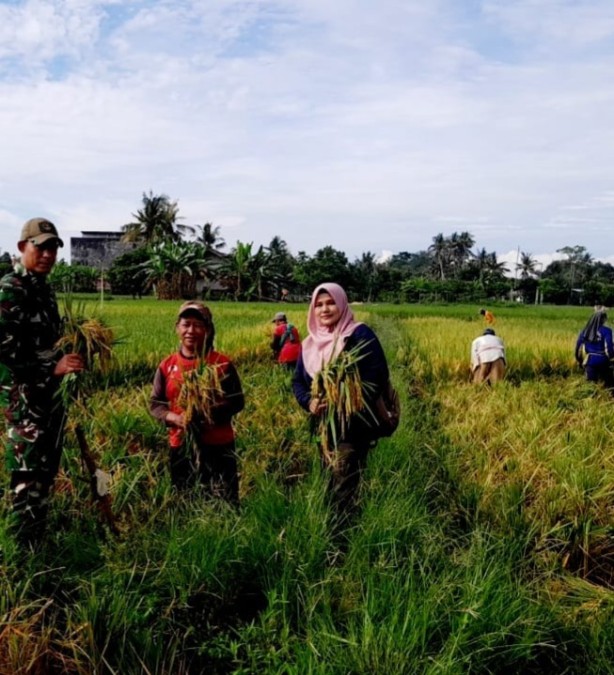 Babinsa Koramil 406-06/Tugumulyo Serka Mahyudi Laksanakan Komsos dengan Warga Bahas Ketahanan Pangan