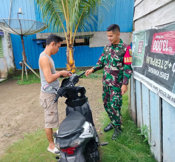 Babinsa Koptu Hadi Saputra Imbau Warga Desa Karang Waru Tertib Berlalu Lintas