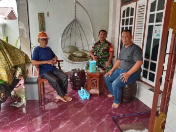 Babinsa Koramil 406-10/Lubuklinggau Timur Gelar Komsos Bersama Warga dan Ketua RT di Kelurahan Wira Karya