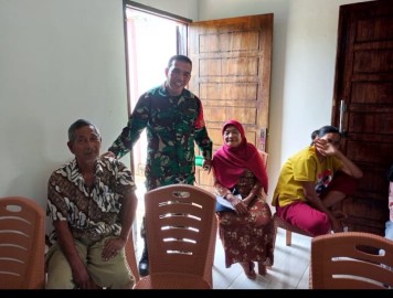 Babinsa Koramil 406-09/Terawas Laksanakan Komsos Bersama Warga Desa Taba Renah