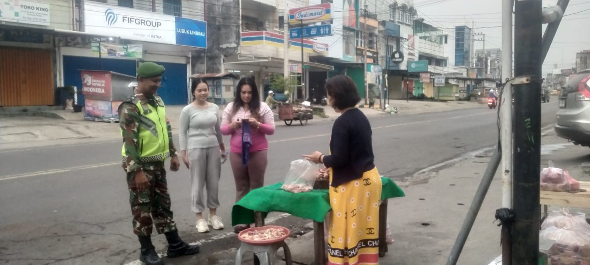 KOMUNIKASI SOSIAL (KOMSOS) BABINSA KORAMIL 406-10/LUBUKLINGGAU TIMUR BERSAMA MASYARAKAT RT 04 KELURAHAN SIMPANG PERIUK