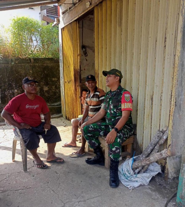 Babinsa Koramil 406-07/Jayaloka Jalin Komunikasi Sosial Bersama Warga Desa Giriyoso