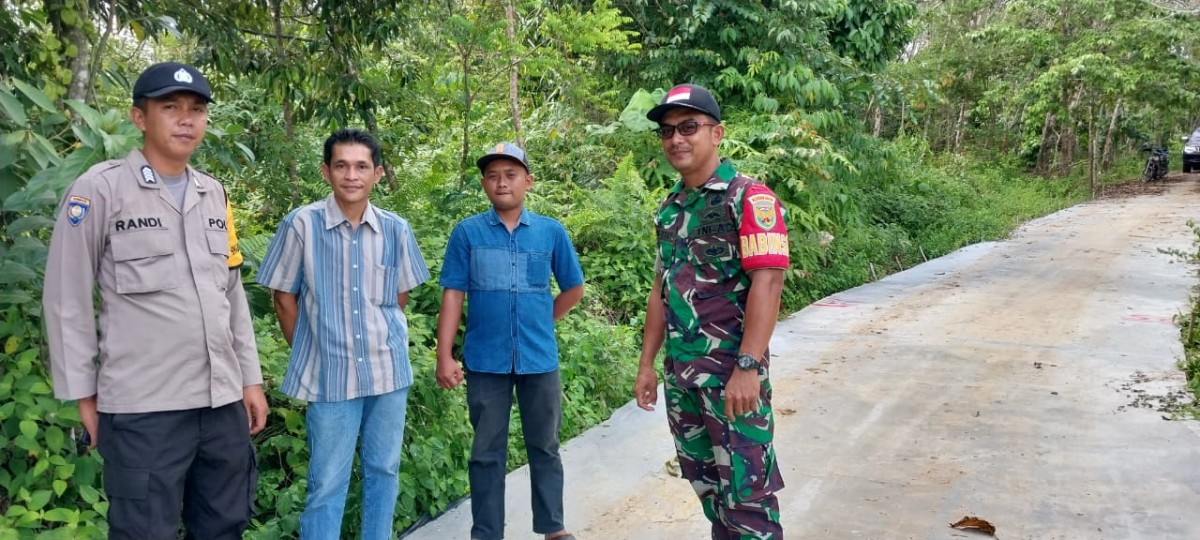 Babinsa Koramil 406-07/Jayaloka Bersama Bhabinkamtibmas dan Warga Gelar Komsos di Desa Donorejo