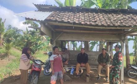 Babinsa Koramil 406-09/Terawas Sosialisasikan Harga Gabah kepada Petani di Desa Paduraksa