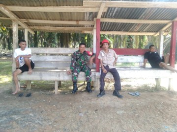 Babinsa Koramil 406-02/Rawas Ilir Sambangi Warga Desa Air Bening, Berikan Motivasi dan Semangat