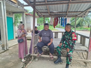 BABINSA KORAMIL 406-01/RAWAS ULU LAKSANAKAN KOMSOS DENGAN WARGA DESA SIMPANG NIBUNG