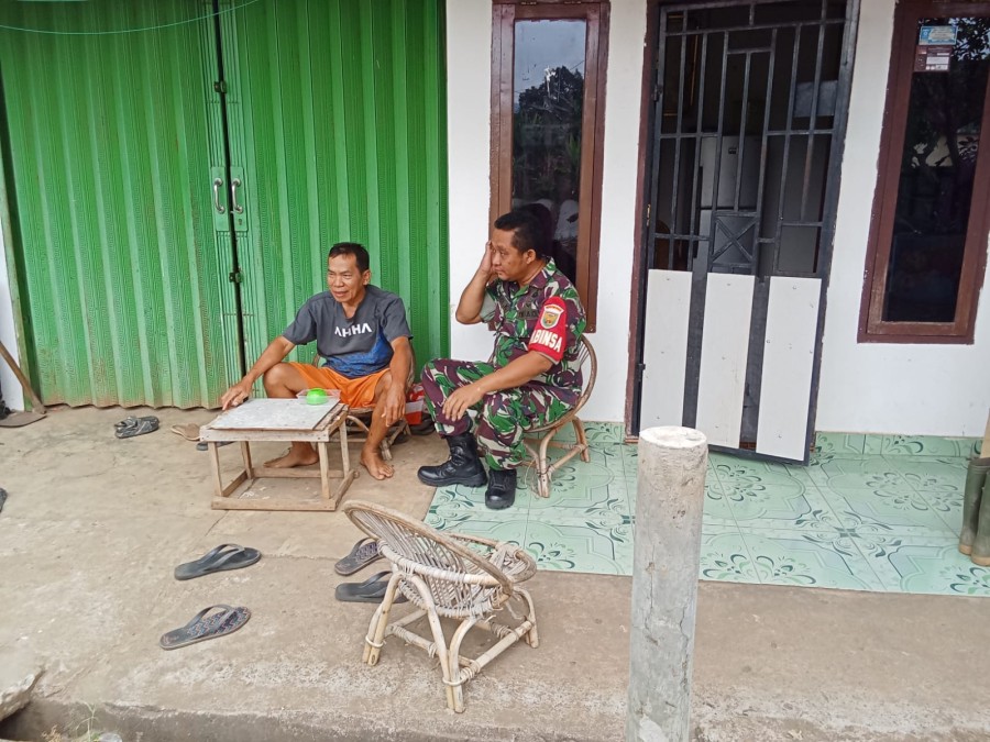 Babinsa Koramil 406-10/Lubuklinggau Timur Koptu Feri Jalin Komsos dengan Warga Kelurahan Taba Cemekeh