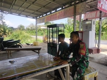 Babinsa Koramil 406-03/Rupit Laksanakan Komsos dengan Warga Desa Batu Gajah