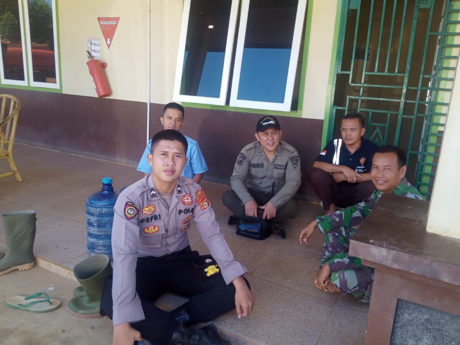 Babinsa Koramil 406-04/Muara Lakitan dan Bhabinkamtibmas Tingkatkan Sinergitas Lewat Silaturahmi di Desa Bumi Makmur