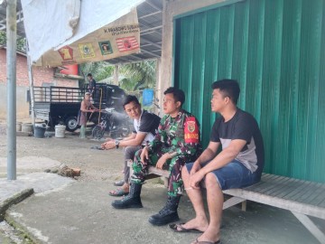 Babinsa Koramil 406-01/Rawas Ulu Laksanakan Komsos Bahas Keamanan di Kelurahan Pasar Surulangun dan ketertiban di wilayah binaannya