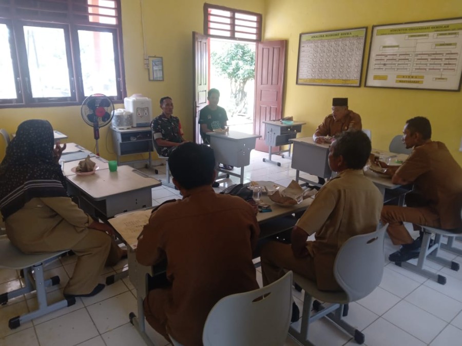 Babinsa Koramil 406-07/Jayaloka Laksanakan Silaturahmi dengan Guru SD di Desa Ngestikarya