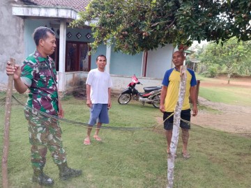 Babinsa Koramil 406-07/Jayaloka, Serda Ade Hermawan, Laksanakan Komsos Bersama Warga Desa Purwodadi