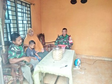Babinsa Koramil 406-05/Muara Kelingi, Serda Suryanda, Jalin Silaturahmi dengan Warga Pangkalan Tarum dalam Suasana Idul Adha