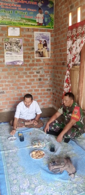 Babinsa Koramil 406-07/Jayaloka Sertu Yusuf Jalin Silaturahmi dengan Warga Desa Cipto Dadi 2