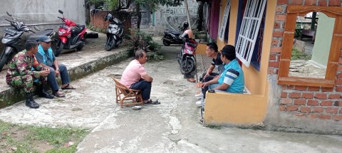 Babinsa Koramil 406-10/Lubuklinggau Timur Koptu RF Simanjuntak Jalin Komsos dengan Warga Kelurahan Jawa Kanan RT 02