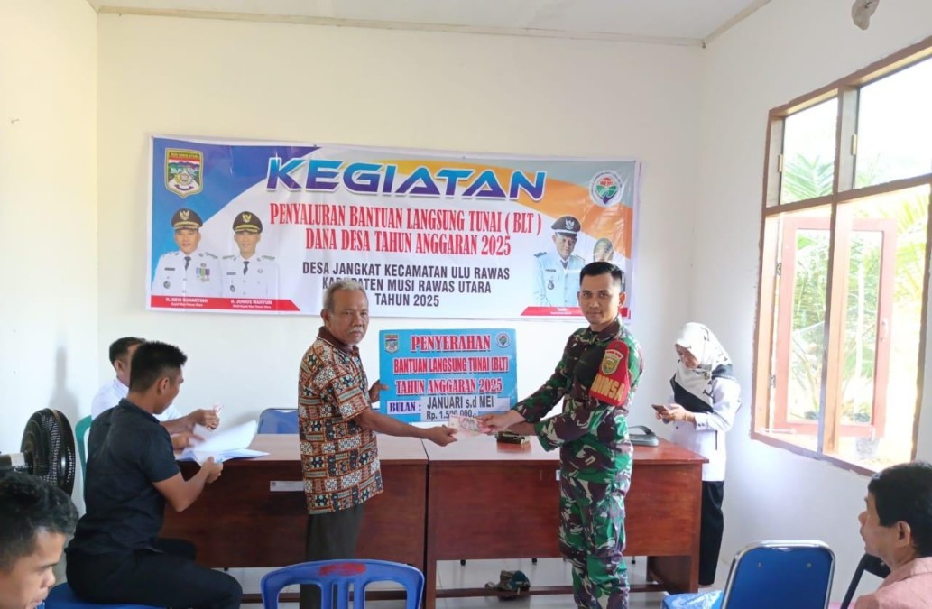 BABINSA KORAMIL 406-01/RAWAS ULU HADIRI KEGIATAN PEMBAGIAN BLT DI DESA JANGKAT