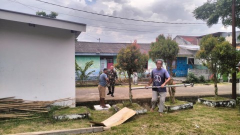 SERTU MARTAN, BABINSA KORAMIL 406-10/LUBUKLINGGAU TIMUR BERSAMA WARGA RT 01 KEK TABA LESTARI GOTONG ROYONG DIRIKAN TENDA UNTUK PEMOTONGAN HEWAN QURBAN