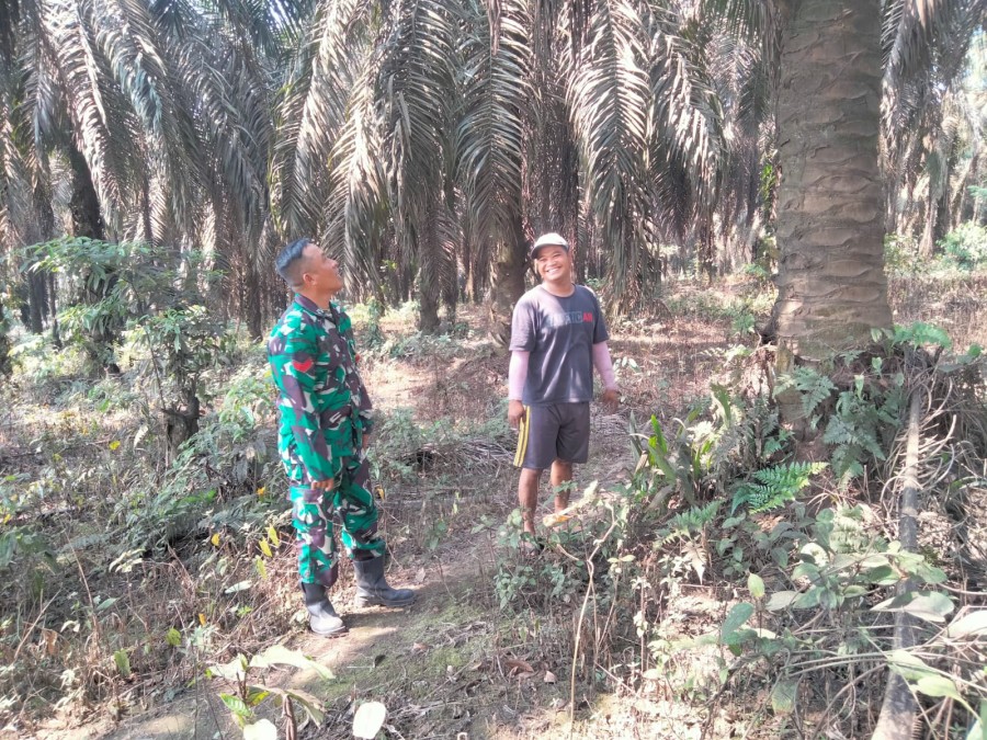 Babinsa Koramil 406-02/Rawas Ilir Koptu Eko Wibowo Jalin Komsos dengan Warga Desa Karang Dapo I