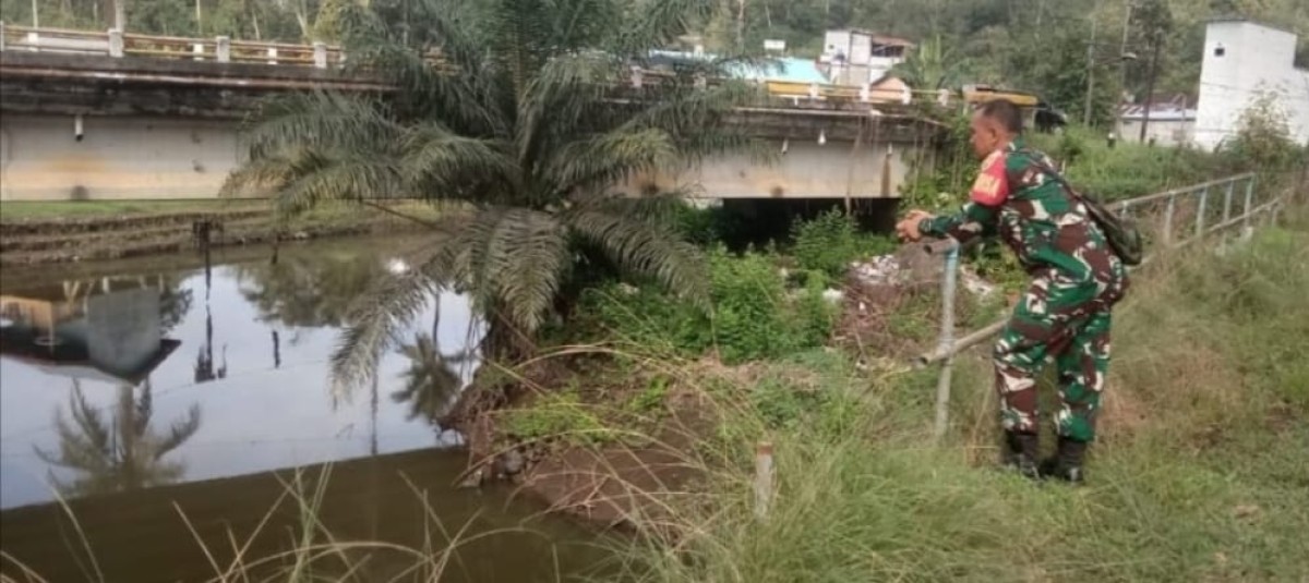 Babinsa Koramil 406-06/Tugumulyo Laksanakan Pengecekan Debit Air Sungai di Wilayah Kecamatan Tugumulyo