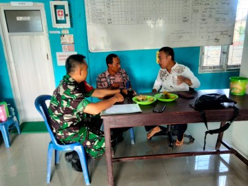 Babinsa Koramil 406-05/Muara Kelingi Serda Hedi Marta Komsos Bersama Warga Desa Darma Sakti