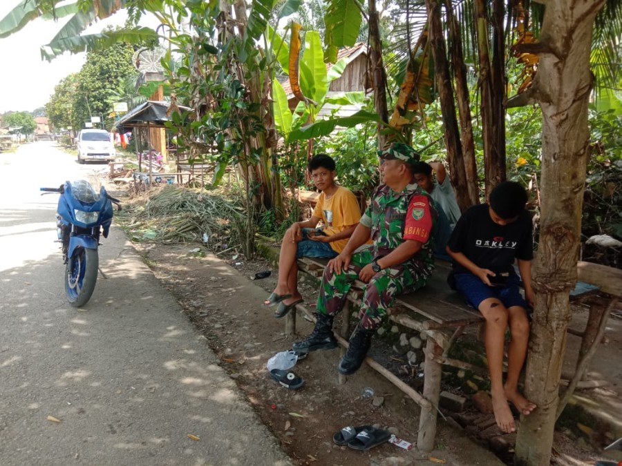 Sertu Khairul Kusri Babinsa Koramil 406-03/Rupit Laksanakan Komsos Bersama Warga Desa Sukaraja