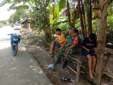 Sertu Khairul Kusri Babinsa Koramil 406-03/Rupit Laksanakan Komsos Bersama Warga Desa Sukaraja