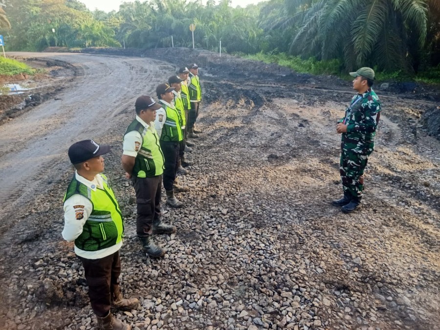 Sertu Okta Hardiansyah, Babinsa Koramil 406-02/Rawas Ilir, Berikan Motivasi Keselamatan Kerja kepada Warga Desa Belani