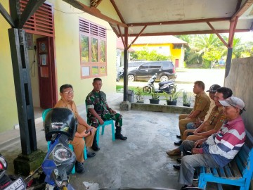 Babinsa Koramil 406-09/Terawas Laksanakan Komsos dan Silaturahmi dengan Sekcam dan Staf Kecamatan Terawas
