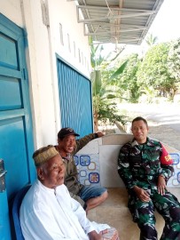 Babinsa Koramil 406-07/Jayaloka Jalin Keakraban Lewat Komsos Bersama Warga Desa Ngestiboga