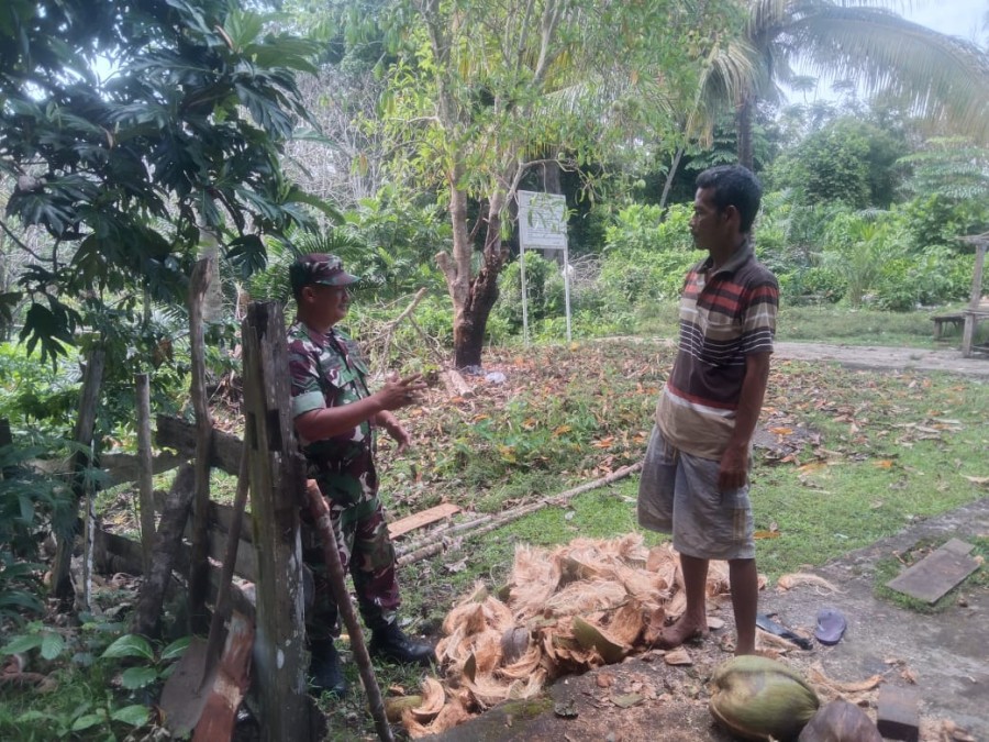 Babinsa Koramil 406-05/Muara Kelingi Serda Romadoni Jalin Keakraban dengan Warga Desa Tri Mukti