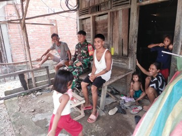 Kopda Mitra Babinsa Koramil 406-03/Rupit Laksanakan Komsos Bersama Warga di Desa Noman Baru