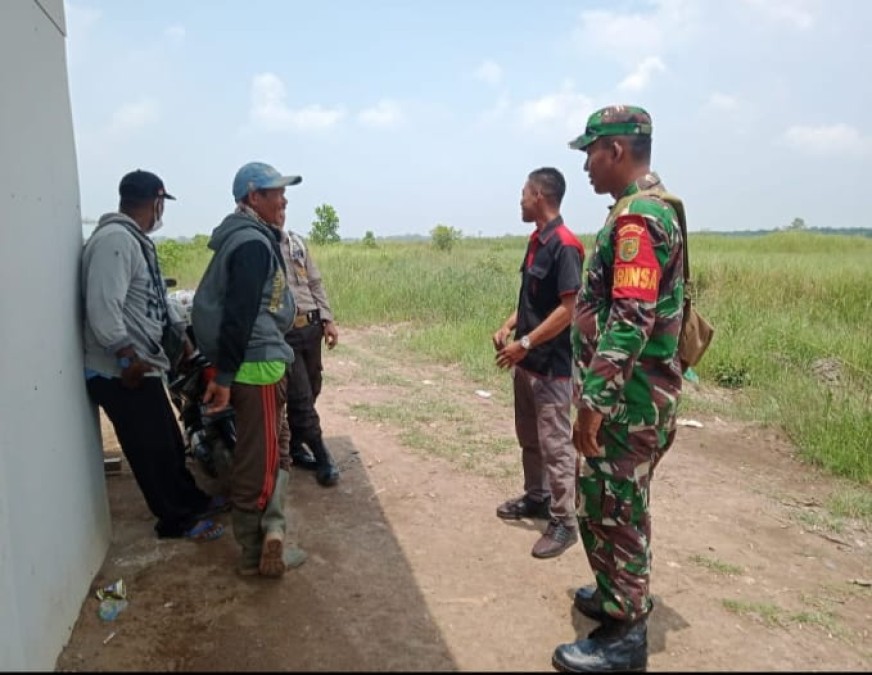 Babinsa Koramil 406-04/Muara Lakitan Laksanakan Komsos di Desa Sungai Pinang