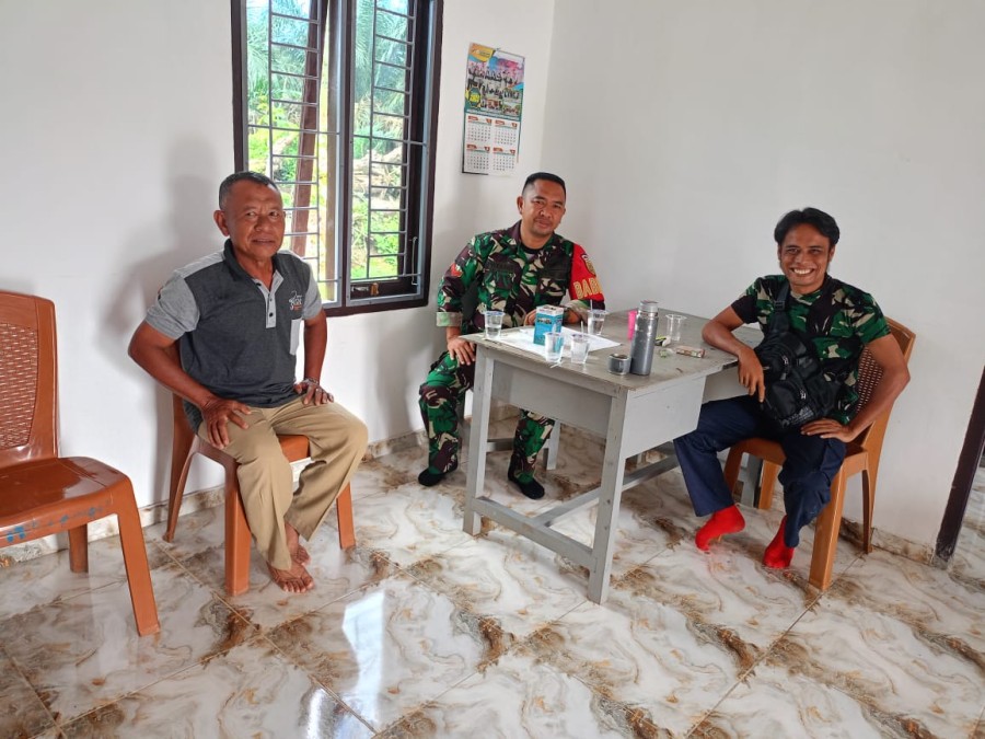 Babinsa Koramil 406-04/Muara Lakitan Jalin Komsos dengan Tokoh Masyarakat di Lubuk Pandan