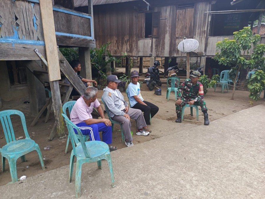 Babinsa Koramil 406-10/Lubuklinggau Timur, Koptu Siswanto, Tingkatkan Komsos Bersama Warga RT 04 Kelurahan Jukung