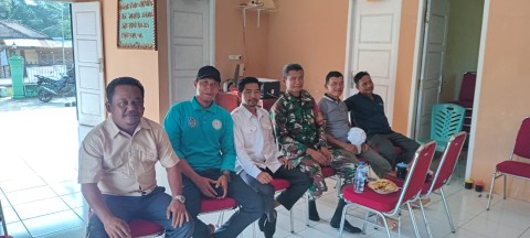 Babinsa dan Bhabinkamtibmas Gelar Komsos Bersama Warga Desa Karya Sakti