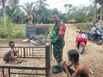 Babinsa Koramil 406-03/Rupit Laksanakan Komsos Bersama Warga Desa Batu Gajah