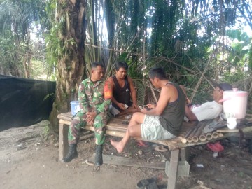Babinsa Koramil 406-04/Muara Lakitan Jalin Komsos Bahas Pencegahan Karhutla di Desa Marga Puspita