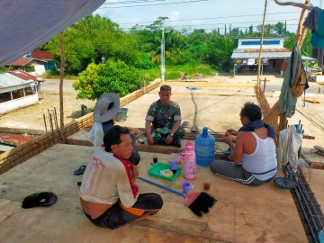 Babinsa Koramil 406-09/Terawas Gelar Komsos, Ingatkan Warga Jaga Keamanan Saat Beraktivitas