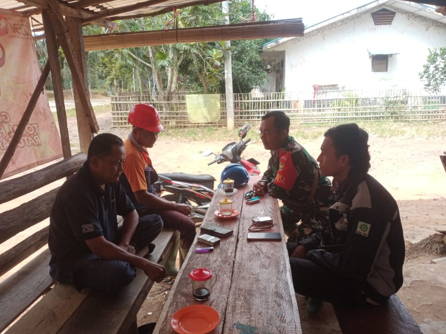 BABINSA KORAMIL 406-04/MUARA LAKITAN LAKSANAKAN KOMSOS DI RT 8 KELURAHAN MUARA LAKITAN