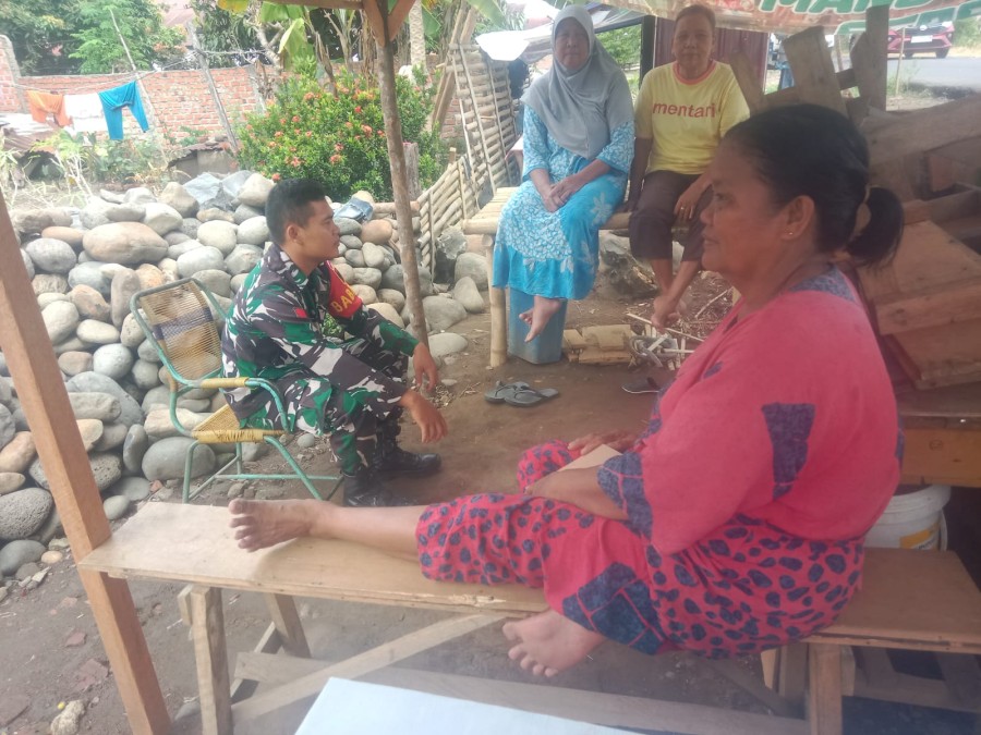 Babinsa Koramil 406-01/Rawas Ulu Laksanakan Komsos di Kelurahan Pasar Surulangun